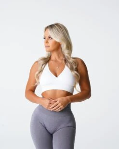 White Pursuit Seamless Sports Bra - Medium Impact Crossover Workout Top