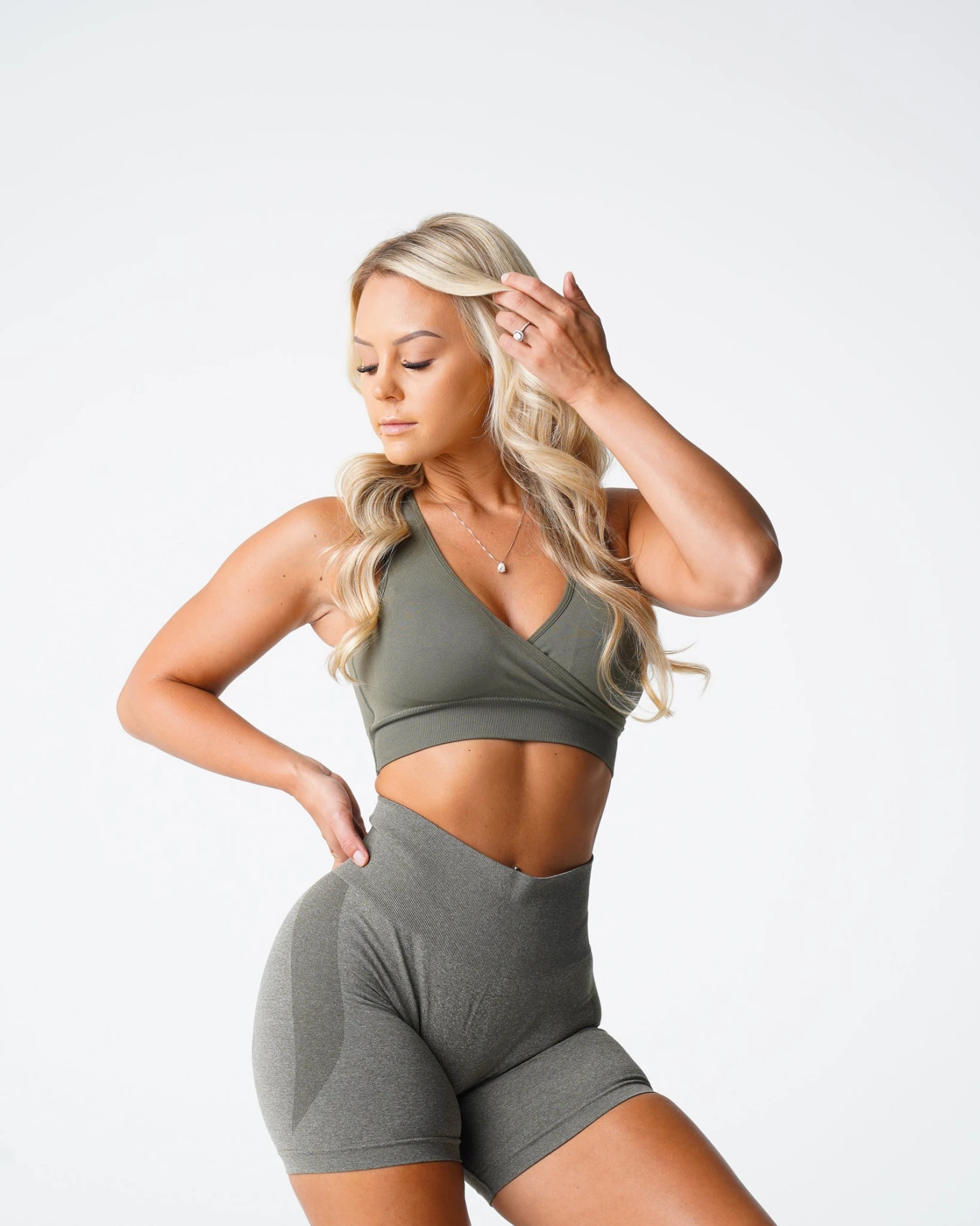 Khaki Green Seamless Pursuit Sports Bra with Crossover V-Neck 4 Khaki Green Seamless Pursuit Sports Bra with Crossover V-Neck - Image 4