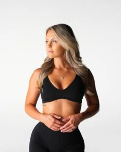 Seamless Sports Bra with Underbust Support - Black Contouring Gym Top