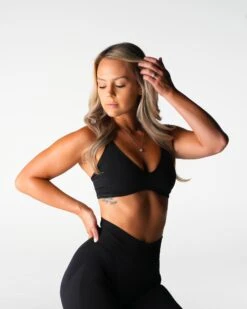 Seamless Sports Bra with Underbust Support - Black Contouring Gym Top -NVGTN Sportswear Shop DSC02631