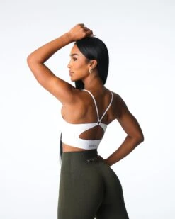 White Seamless Ribbed V-Neck Sports Bra with Back Ring Detail 7 White Seamless Ribbed V-Neck Sports Bra with Back Ring Detail -NVGTN Sportswear Shop DSC06956