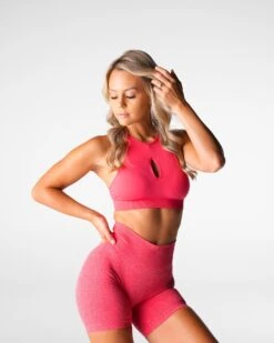 Seamless Medium Impact Sports Bra - Candy Apple Endeavor 7 Seamless Medium Impact Sports Bra - Candy Apple Endeavor -NVGTN Sportswear Shop DSC08310