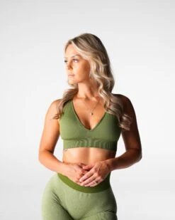 Meadow Glow Up Seamless Bra - V-Neck Activewear Top